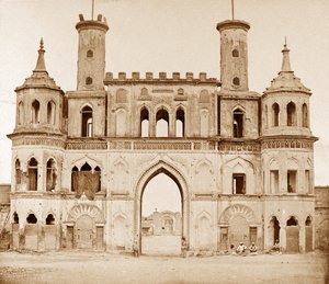 Puerta del pequeño Emaum Bara de Felice Beato